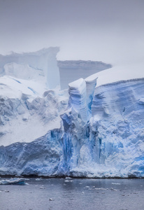 南极冰山与发光裂缝