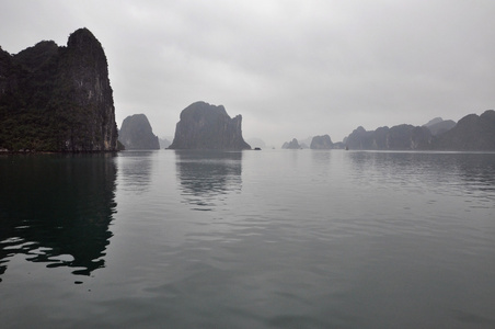 石灰岩岛屿的海洋 海湾的下龙湾 越南