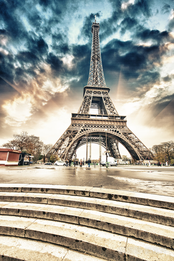 巴黎埃菲尔铁塔与台阶的华丽广角视图