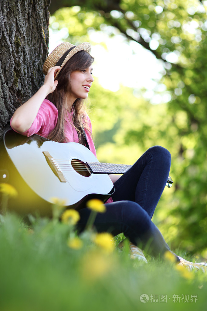 在公园的女人弹吉他
