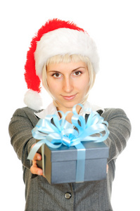 圣诞老人的帽子拿着礼物盒里的女人