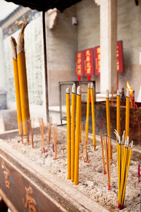 在香港的一座寺庙的吸烟清香图片