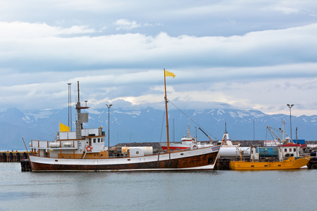 与渔船的典型冰岛港口。