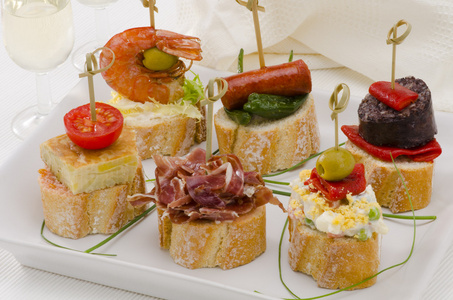 西班牙菜.餐前小吃.montaditos 的托盘照片