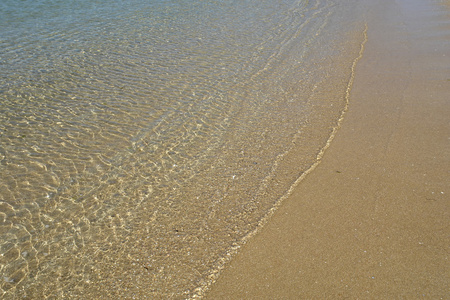 绿波在海滩上的沙子