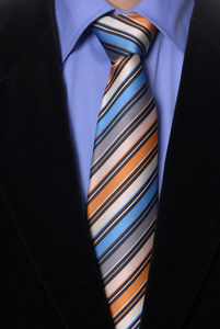 彩色打领带穿西装男人的细节