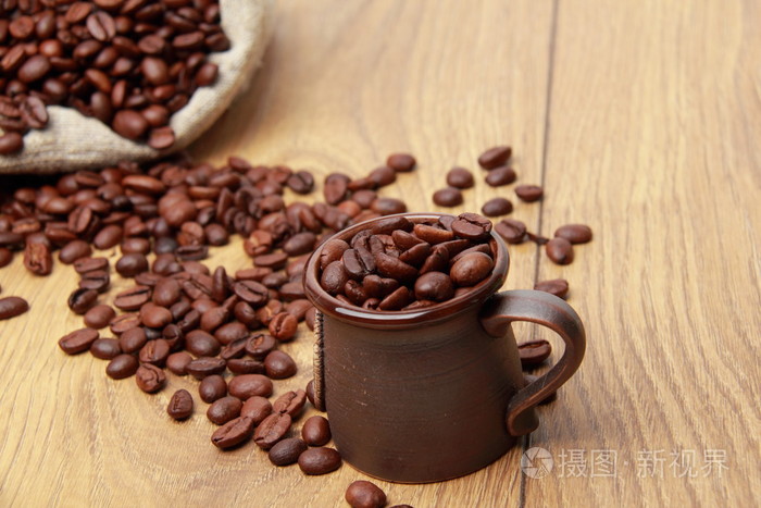 木制带纹理的背景上杯咖啡咖啡豆