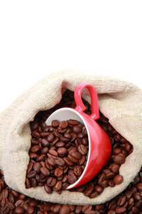红色杯子与心标志在麻布袋咖啡豆