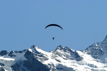 在一座高山上滑翔伞