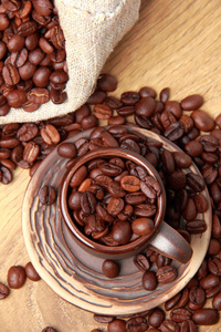 暗褐色咖啡豆与陶瓷咖啡杯子