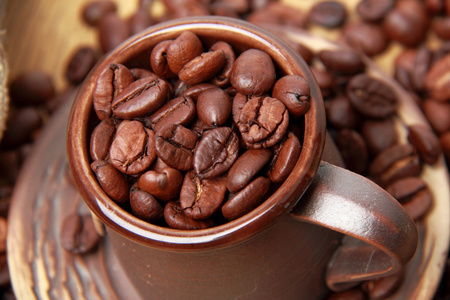 美味的咖啡豆在陶瓷咖啡杯子