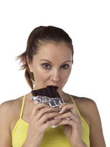 一个运动的女人吃巧克力棒