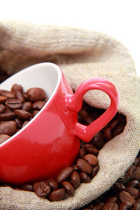 红色杯子与心标志在麻布袋咖啡豆
