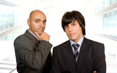 两个年轻商务男子肖像在办公室