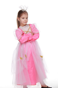 可爱的小女孩摆了漂亮的粉色裙子