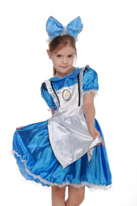 可爱的小女孩，在白色背景上的蓝色连衣裙