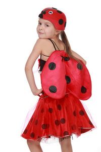 性格开朗的小女孩穿着红色服装与翅膀瓢虫