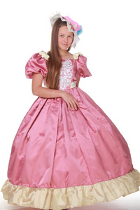 在一顶可爱的帽子和郁郁葱葱的粉红色连衣裙的女孩