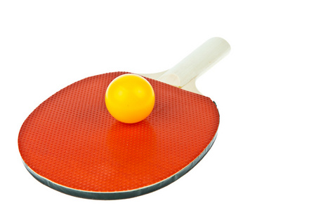 乒乓球球拍和球被隔绝在白色背景上