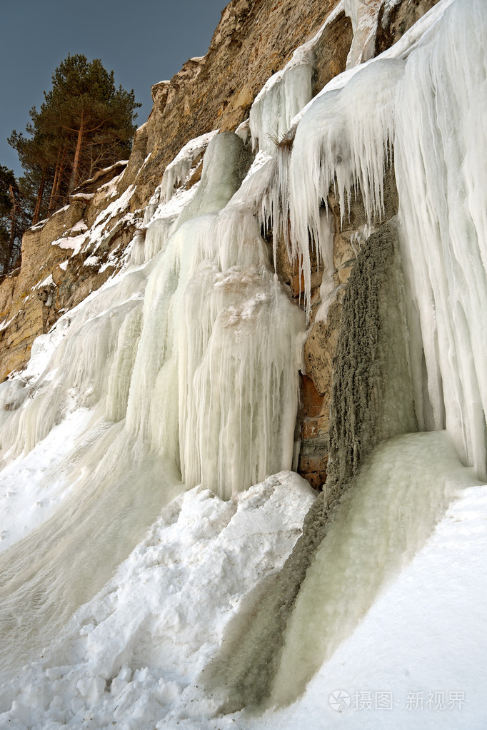 悬崖上的高大冰柱