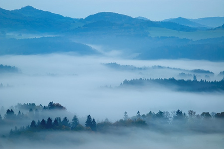 丘陵景观有雾