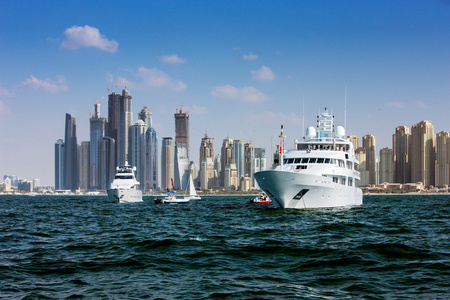 赛车的游艇和权力在迪拜码头划船