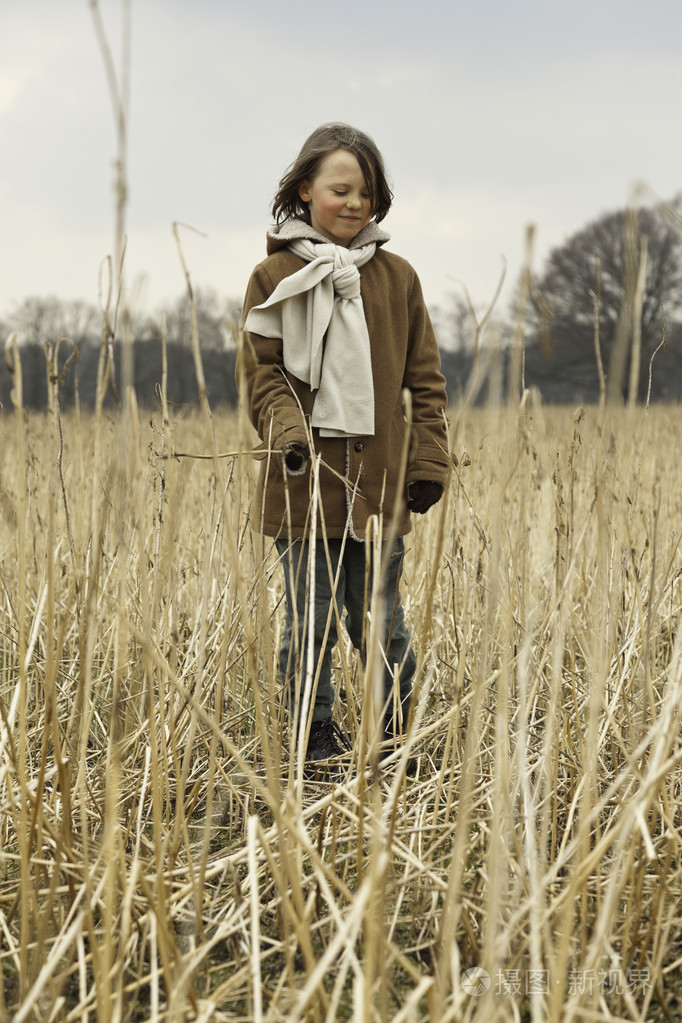 顽皮滑稽的年轻男孩麦田室外的长头发