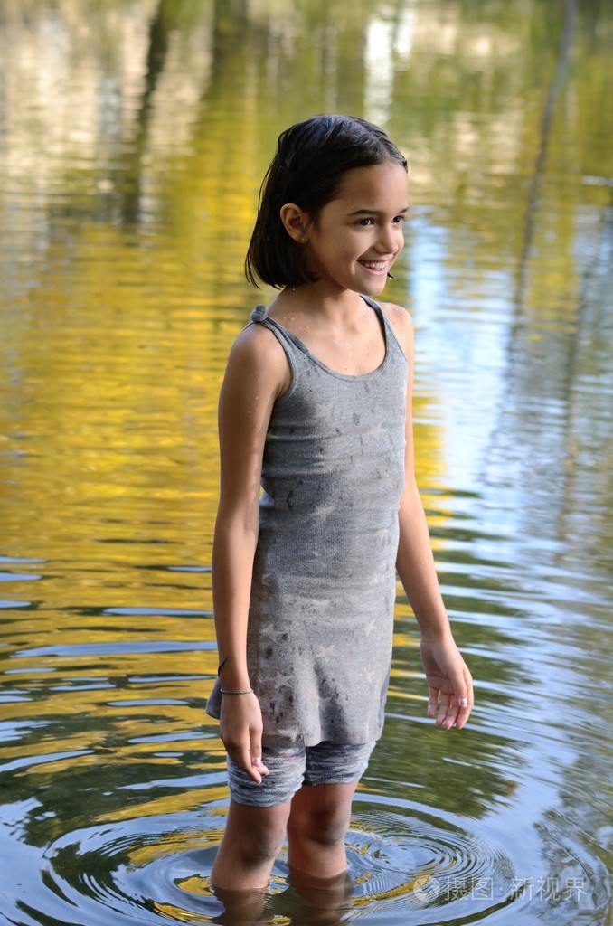 河里的小女孩