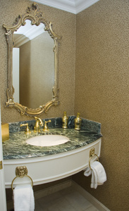 黄铜水龙头上大理石水槽和长方形框架镜