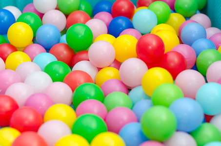 很多彩色塑料球在游戏室在操场上孩子们的 ballpit