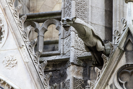在巴黎圣母院大教堂上的石像鬼