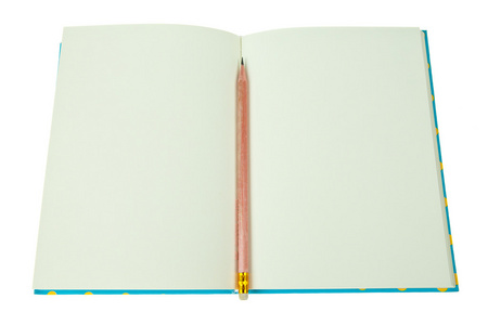用铅笔在白色背景上孤立的空白笔记本