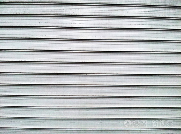 灰色钢车库门与水平线