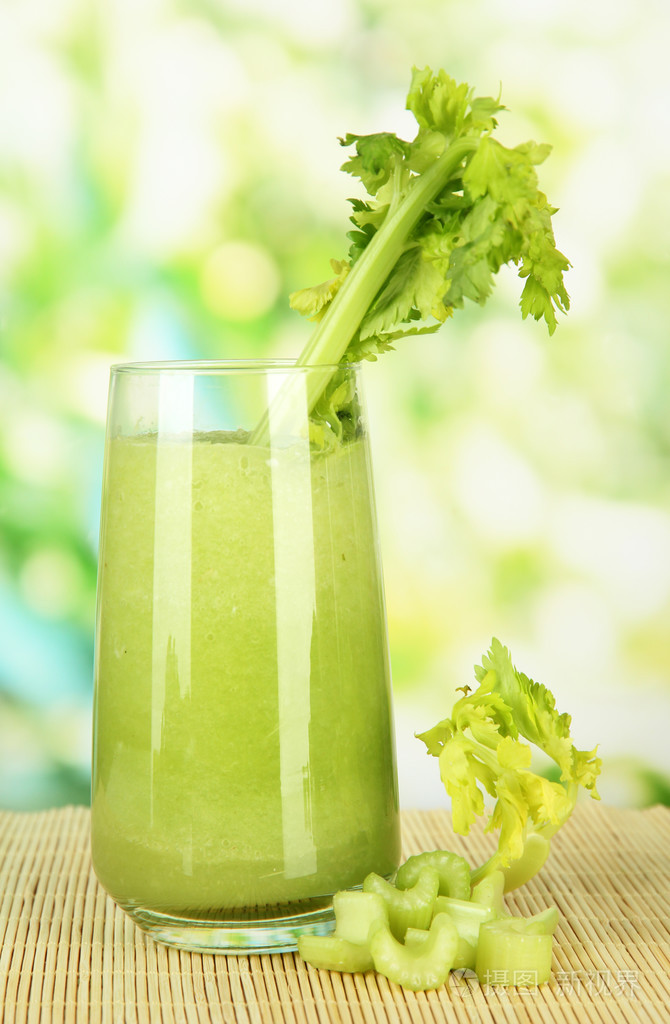 杯芹菜汁,竹凉席,绿色背景上
