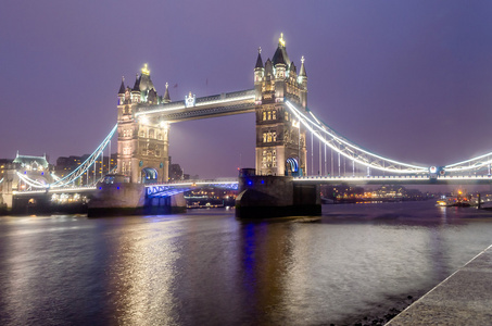 塔桥在晚上，伦敦，英国