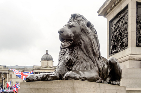 狮子雕像在特拉法加广场，伦敦，英国