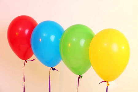 四个明亮气球光背景上四个明亮气球光背景上照片