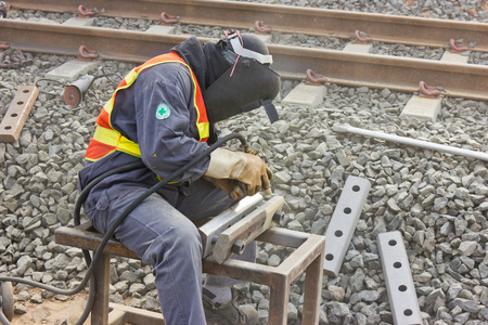 工人修复铁路轨道与喷砂