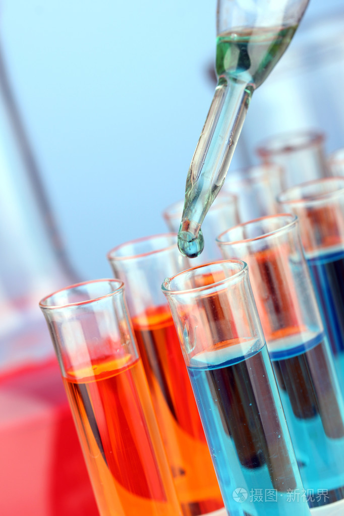 实验室移液器用在玻璃试管颜色液体滴关门