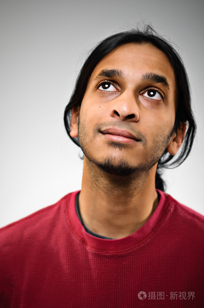 印度族裔年轻人白日梦肖像