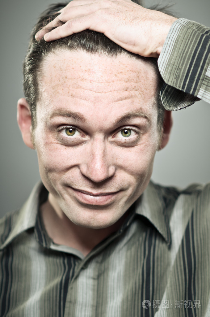 手中的头发的白种男人肖像照片-正版商用图片1c1785-摄图新视界