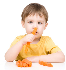 小男孩吃胡萝卜
