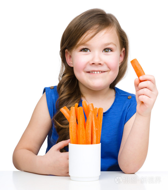 可爱的小女孩吃胡萝卜
