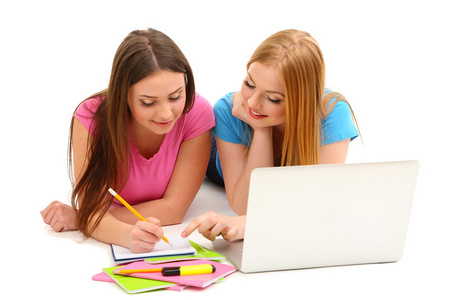 两个女孩朋友与笔记本电脑上白色隔离