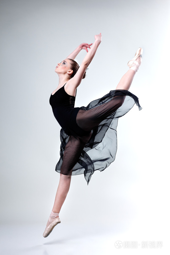 美丽的芭蕾舞演员,构成工作室背景上的现代风格舞者