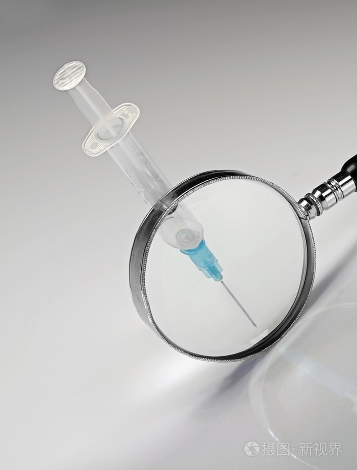 看一看一个注射器的针头是尖