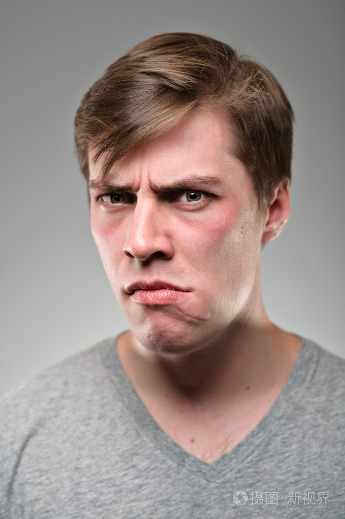 白种男人人愁眉苦脸还纵向