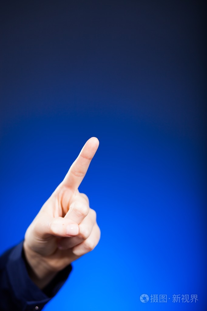 女人的手和手指蓝色背景
