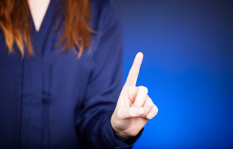 女人的手和手指，蓝色背景