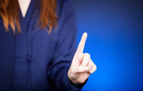 女人的手和手指，蓝色背景